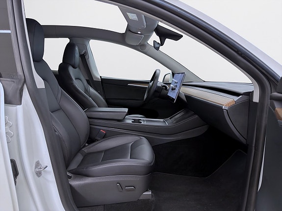 Tesla Model Y 13 of 19