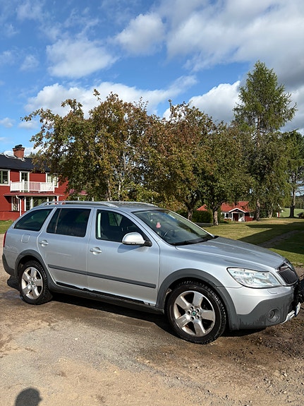 Skoda Octavia Scout 2 of 7