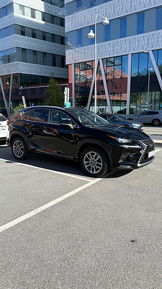 Lexus NX300h 4 of 13