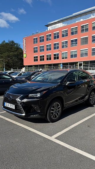 Lexus NX300h 2 of 13