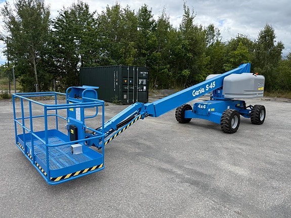 GENIE S-45 Bomlift – 15,7 m – 4WD – Nybesiktigad – Årsmodell 2 of 9