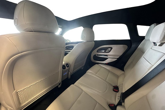 Mercedes-Benz CLA350 15 of 26