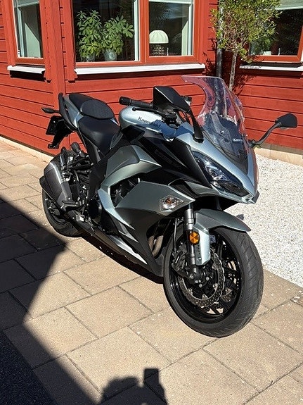 Kawasaki Ninja Z1000SX 2 of 6