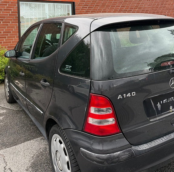 Mercedes-Benz A140 2 of 4