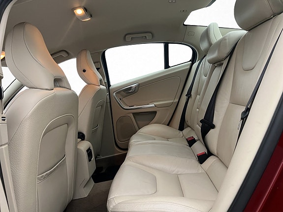 Volvo S60 26 of 30