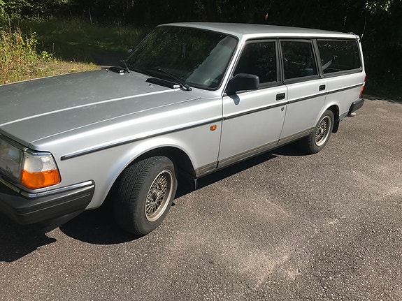 Volvo 240 2 of 9
