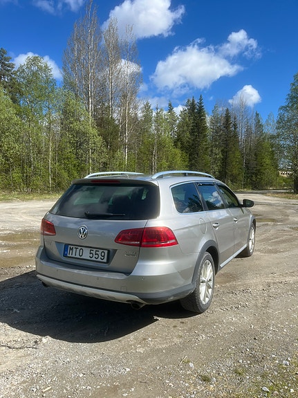 Volkswagen Passat Alltrack 2 of 9