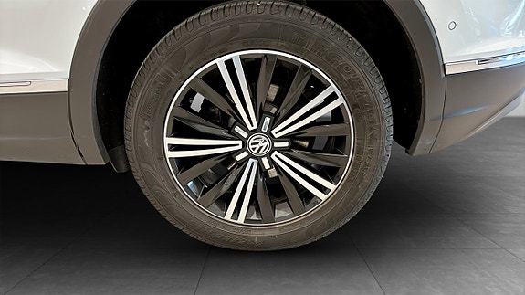 Volkswagen Tiguan 6 of 12
