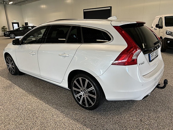 Volvo V60 2 of 25