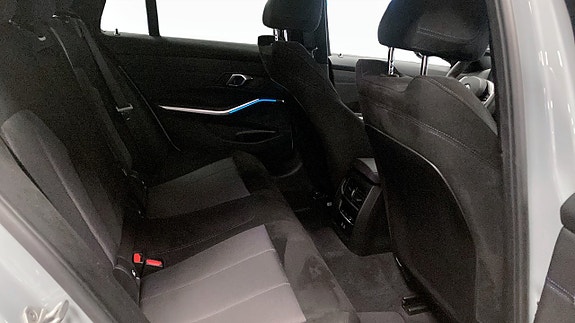 BMW 330e 5 of 9