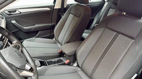 Volkswagen T-Roc 8 of 12