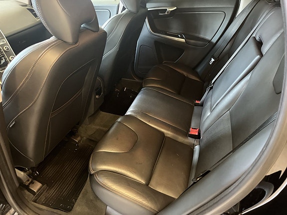 Volvo XC60 13 of 25