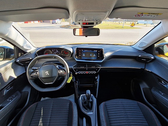 Peugeot 208 12 of 15