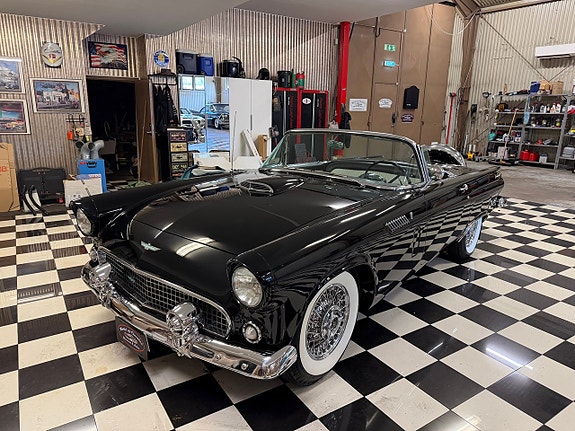 Ford Thunderbird 25 of 30