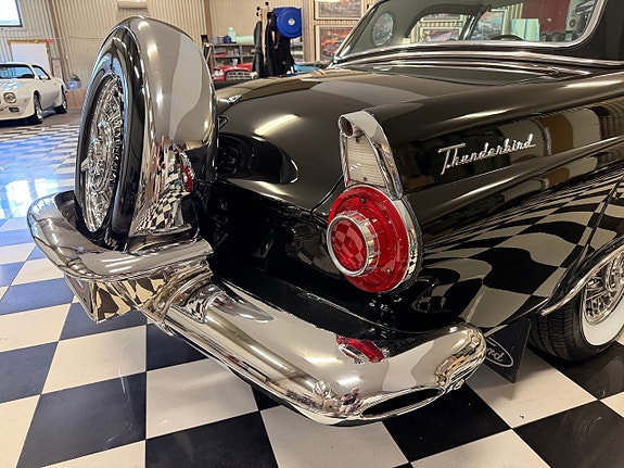 Ford Thunderbird 9 of 30