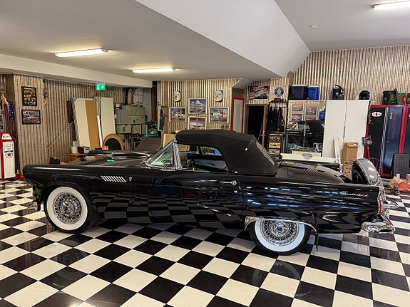 Ford Thunderbird 21 of 30
