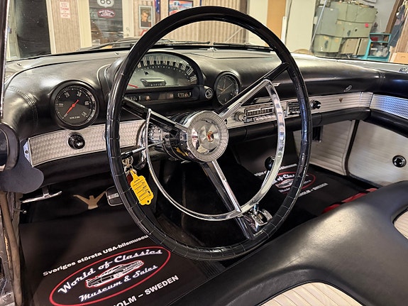 Ford Thunderbird 13 of 30
