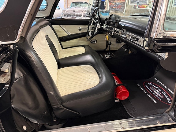 Ford Thunderbird 16 of 30