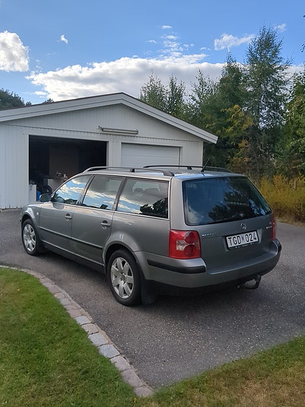 Volkswagen Passat 2 of 5
