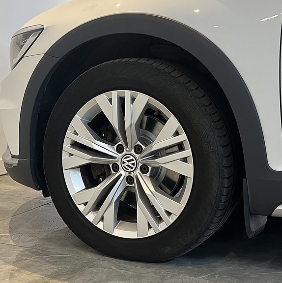 Volkswagen Passat Alltrack 8 of 25