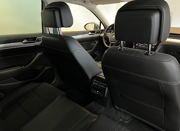 Volkswagen Passat Alltrack 18 of 25