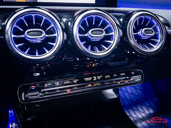Mercedes-Benz CLA200 27 of 30