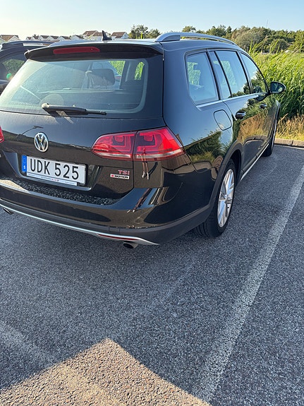 Volkswagen Golf Alltrack 2 of 7