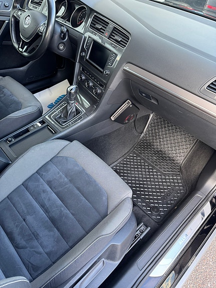 Volkswagen Golf Alltrack 9 of 11