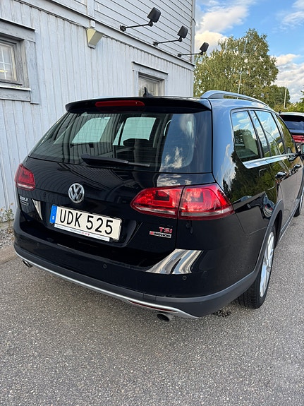 Volkswagen Golf Alltrack 2 of 11