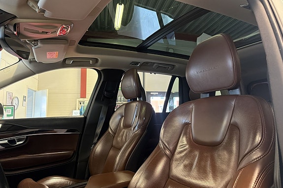 Volvo XC90 11 of 16