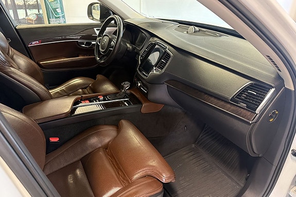 Volvo XC90 7 of 16