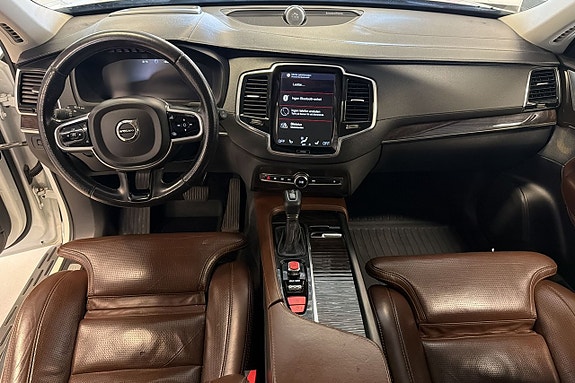 Volvo XC90 10 of 16