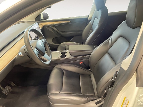Tesla Model Y 9 of 14