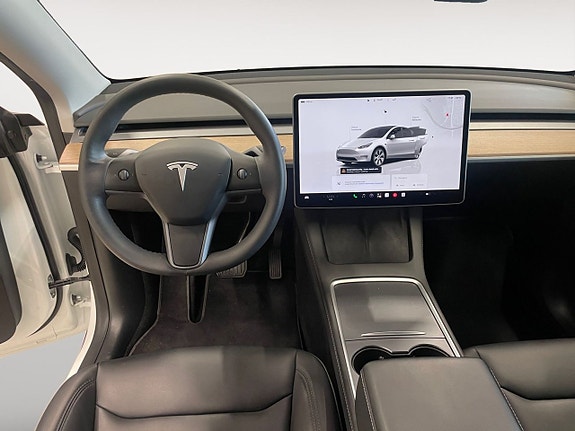 Tesla Model Y 10 of 14