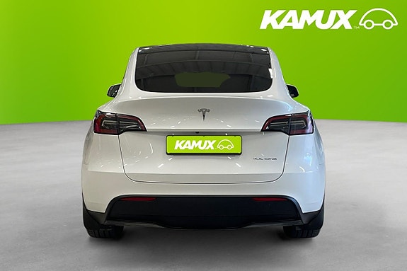 Tesla Model Y 5 of 14