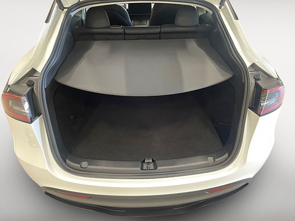 Tesla Model Y 14 of 14