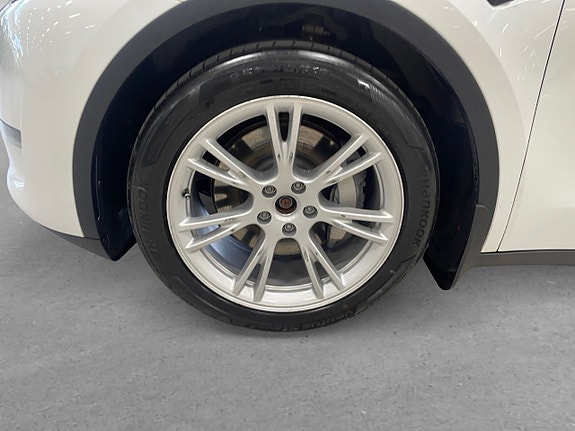 Tesla Model Y 8 of 14