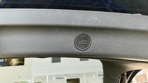 Tesla Model Y 16 of 20