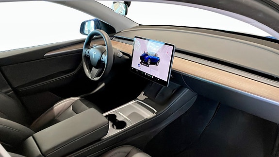 Tesla Model Y 12 of 20