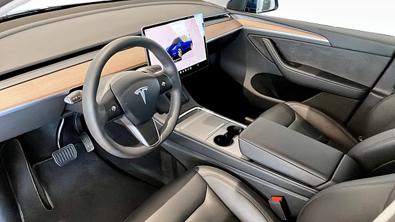 Tesla Model Y 7 of 20