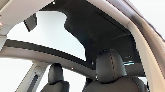 Tesla Model Y 9 of 20