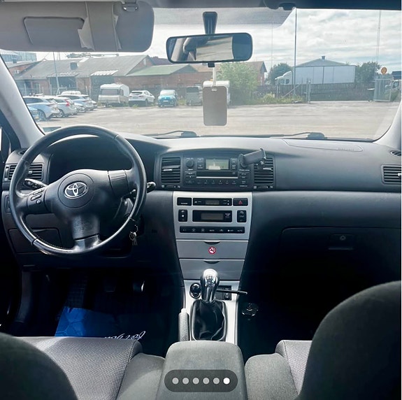 Toyota Corolla 2 of 4