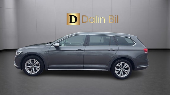 Volkswagen Passat Alltrack 2 of 14