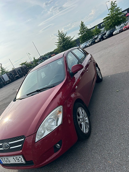 Kia Ceed 2 of 9