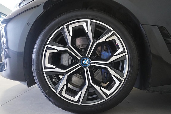 BMW i4 3 of 29