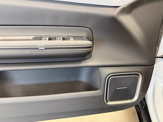 Polestar 4 12 of 30