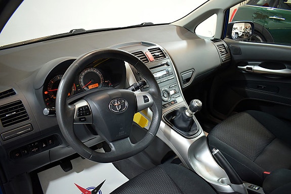 Toyota Auris 8 of 21