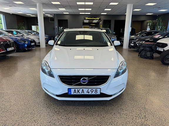 Volvo V40 2 of 17