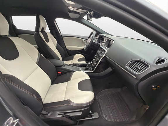Volvo V40 Cross Country 14 of 27