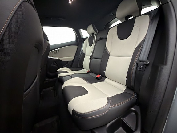 Volvo V40 Cross Country 16 of 27